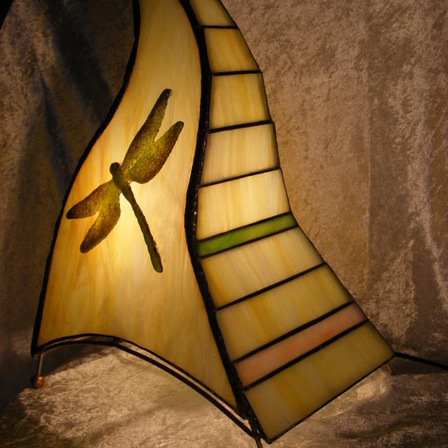 Tiffanylampe, gelötet mit Libellenornament aus gefustem Glas, ca. 45cm